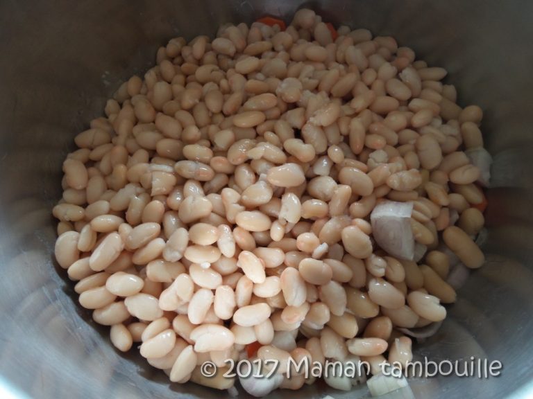 Crème de haricots blancs, confit de canard et châtaignes poêlées Maman