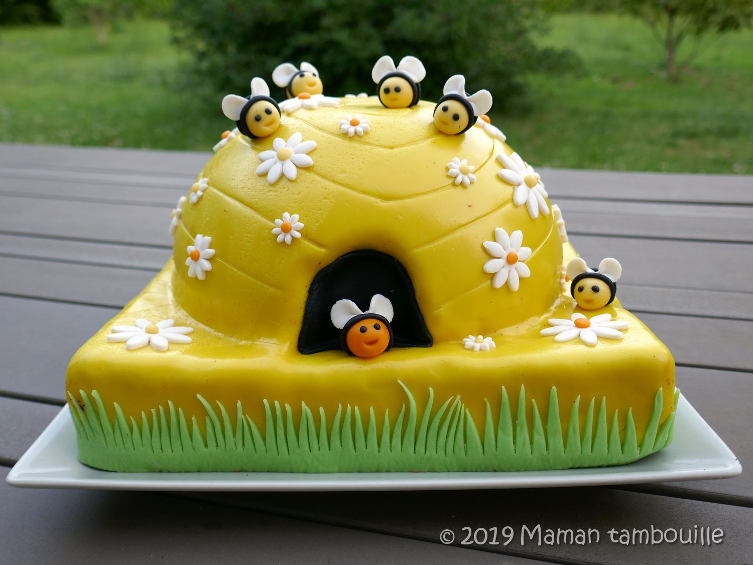 Gateau Ruche Et Ses Abeilles Maman Tambouille