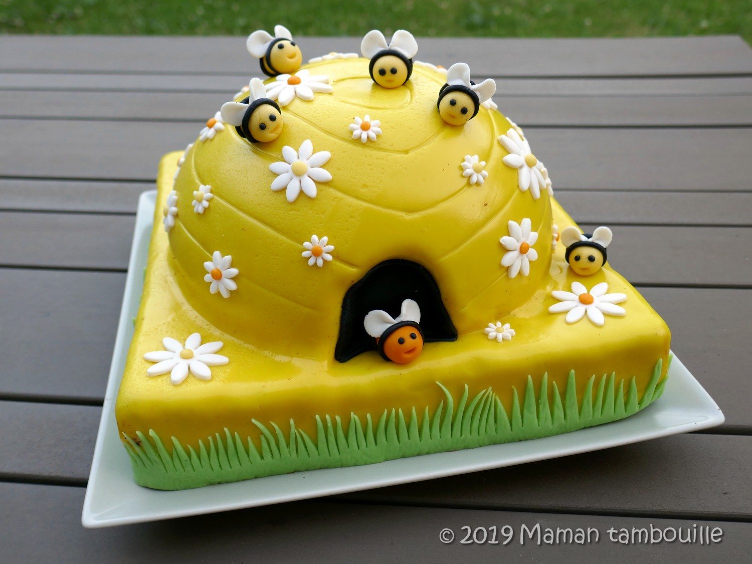 Gateau Ruche Et Ses Abeilles Maman Tambouille