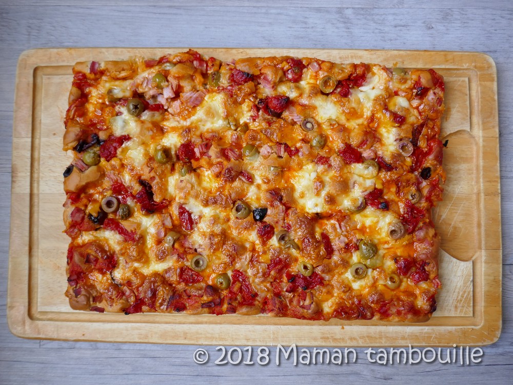 Pizza pâte liquide, dans le moule rectangulaire Tupperware 