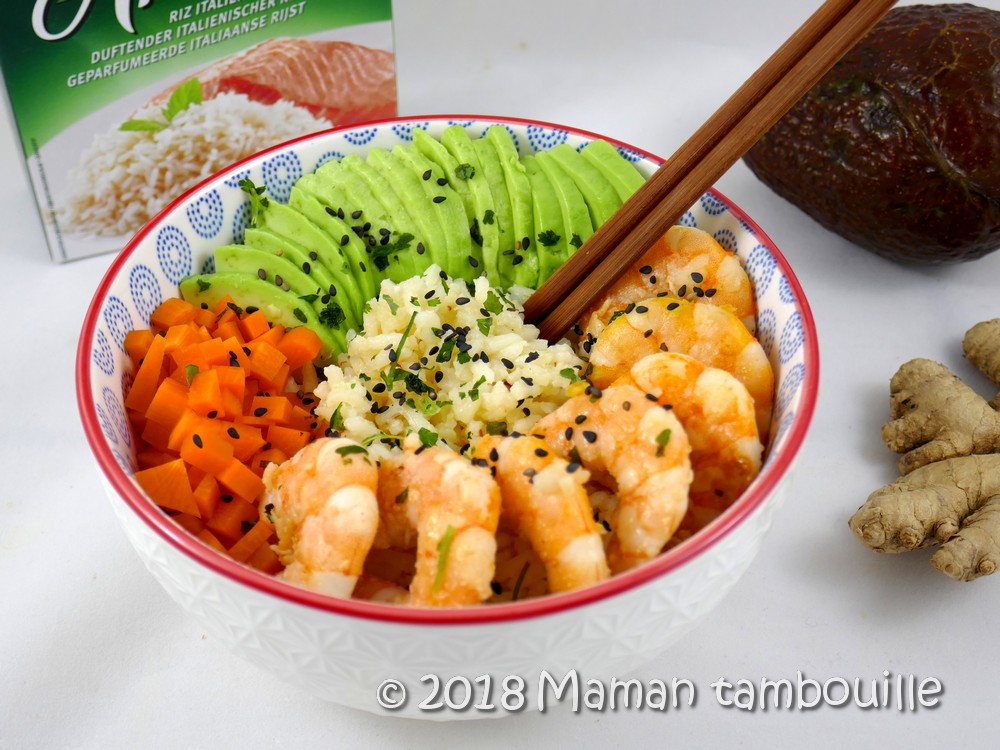 Bol De Soupe De Tomates Aux Crevettes Avec Une Petite Pieuvre Cuite Sur Une  Tranche D'orange Sur Un Bac En Bois Noir